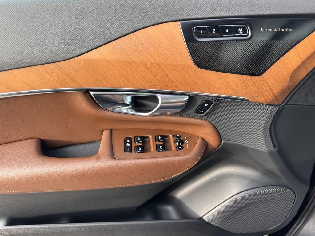 Certified 2025 Volvo XC90 B6 Plus w/ Protection Package image 17