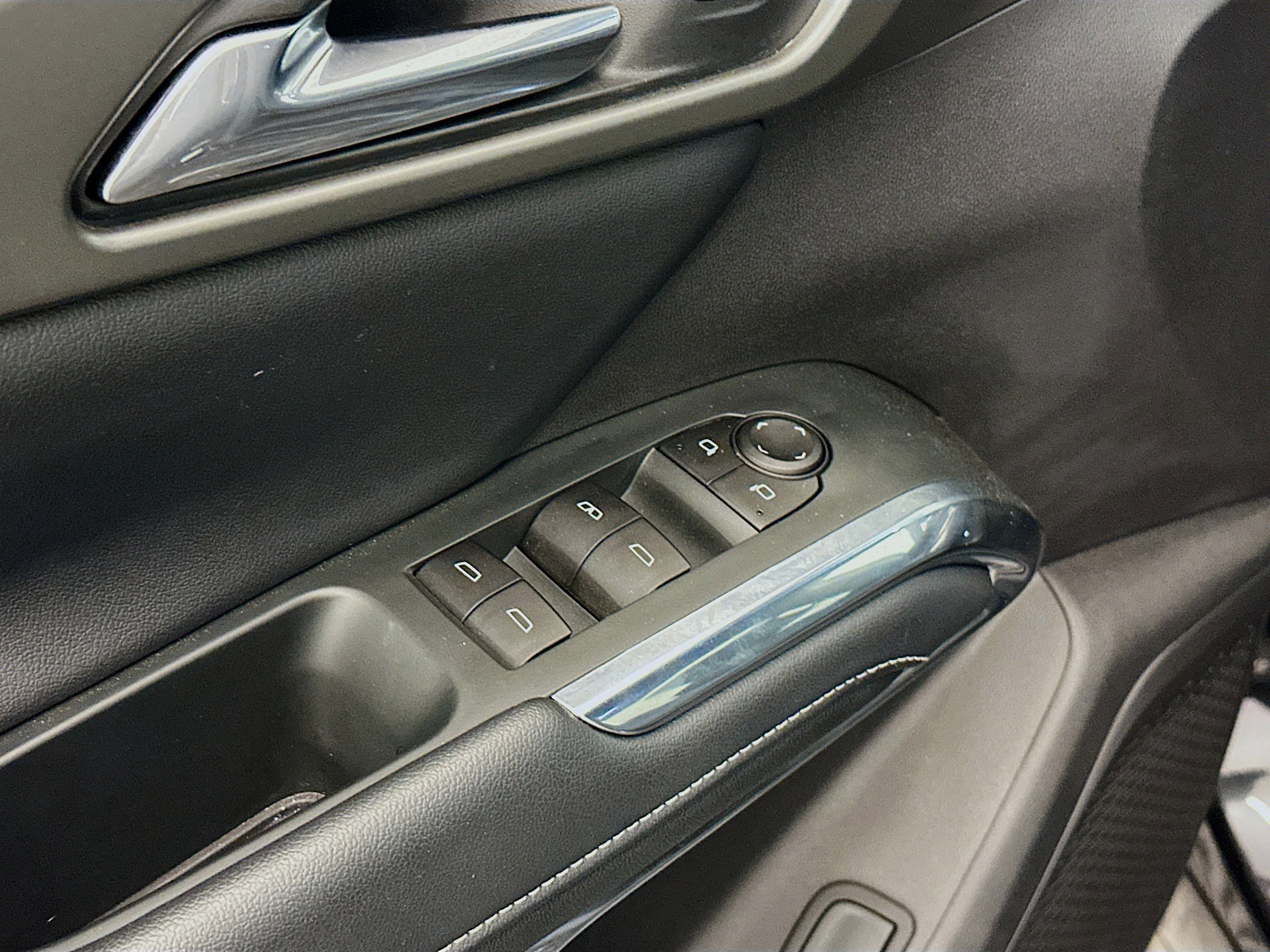 Used 2025 Chevrolet Traverse LT w/ Sun and Wheel Package image 15