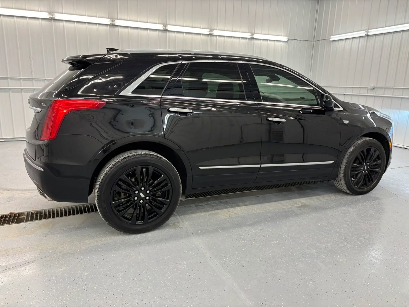 Used 2017 Cadillac XT5 Premium Luxury w/ LPO, Wheel Lock Package image 3