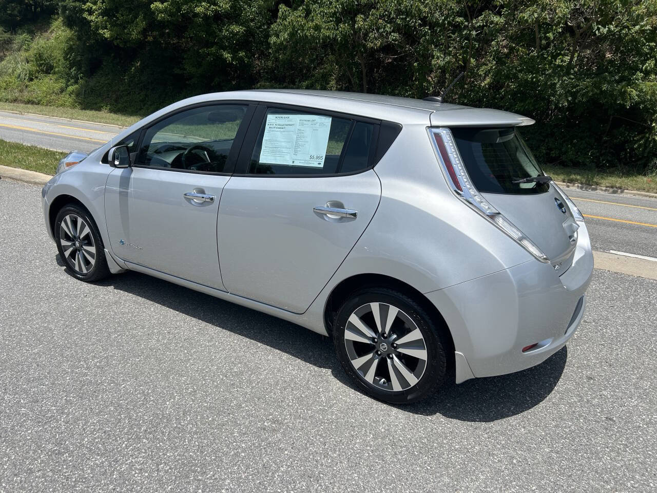 Used 2016 Nissan Leaf SV w/ Premium Package FWD image 4