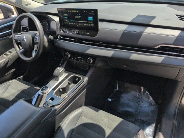 Used 2025 Mitsubishi Outlander SE FWD image 32