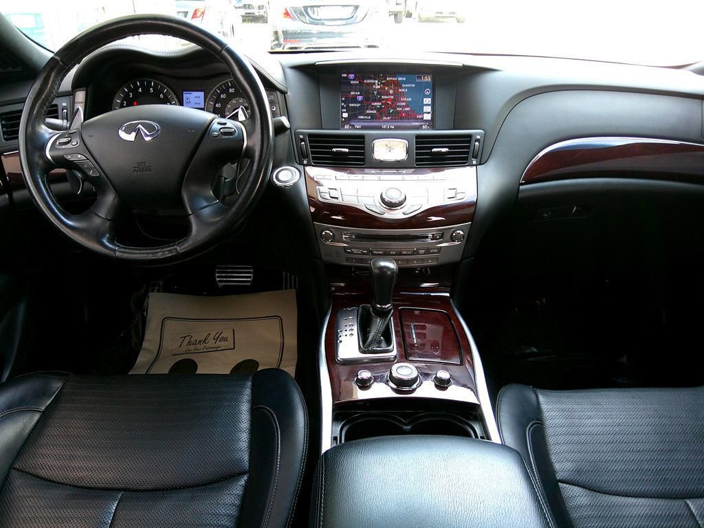 Used 2017 INFINITI Q70 3.7 image 2