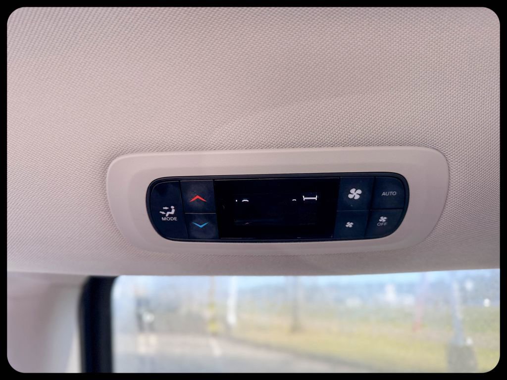Used 2024 Chrysler Pacifica Touring-L image 33