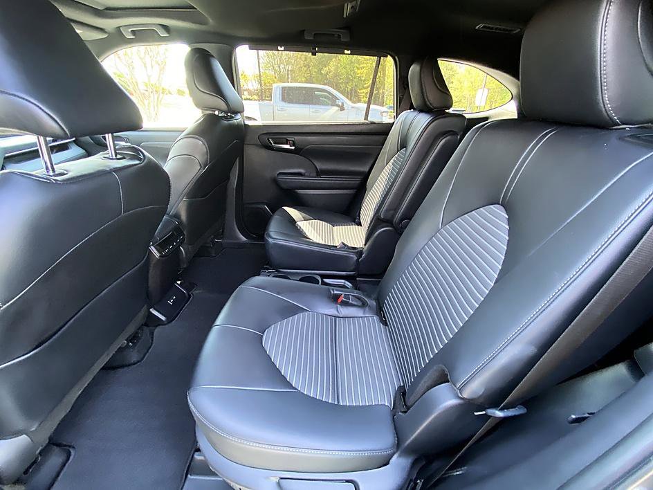 Used 2024 Toyota Highlander XSE image 12