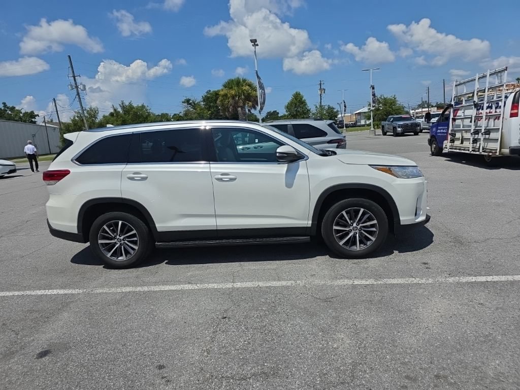Used 2019 Toyota Highlander XLE FWD image 17