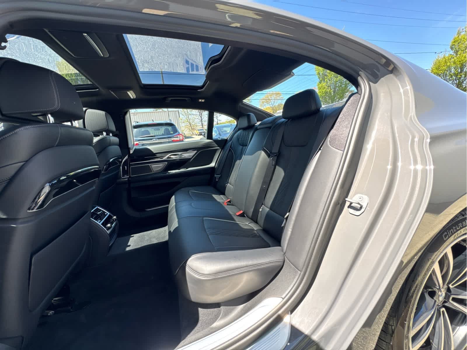 Used 2022 BMW 750Li xDrive AWD/4WD image 16