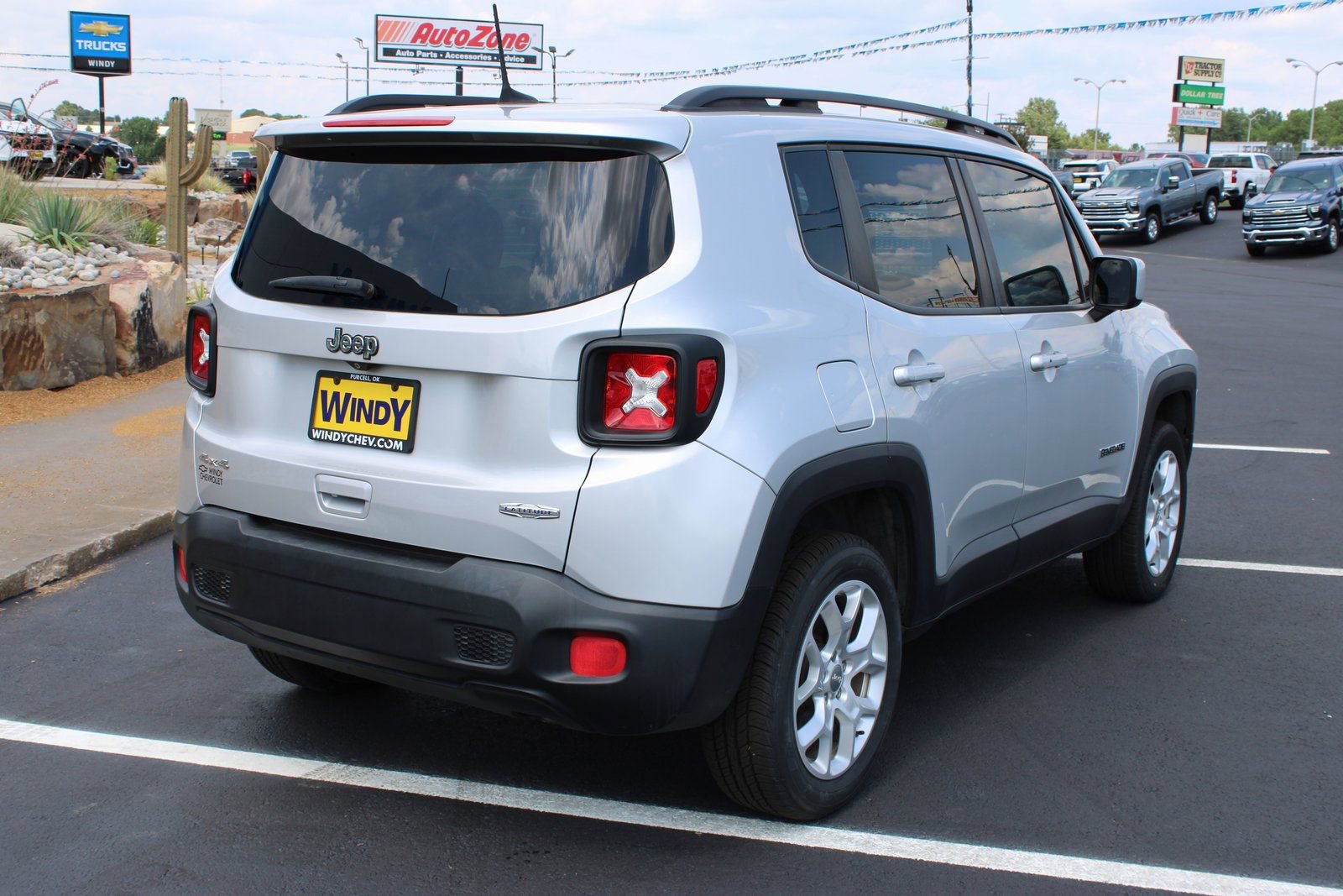 Used 2018 Jeep Renegade Latitude w/ Cold Weather Group AWD/4WD image 9