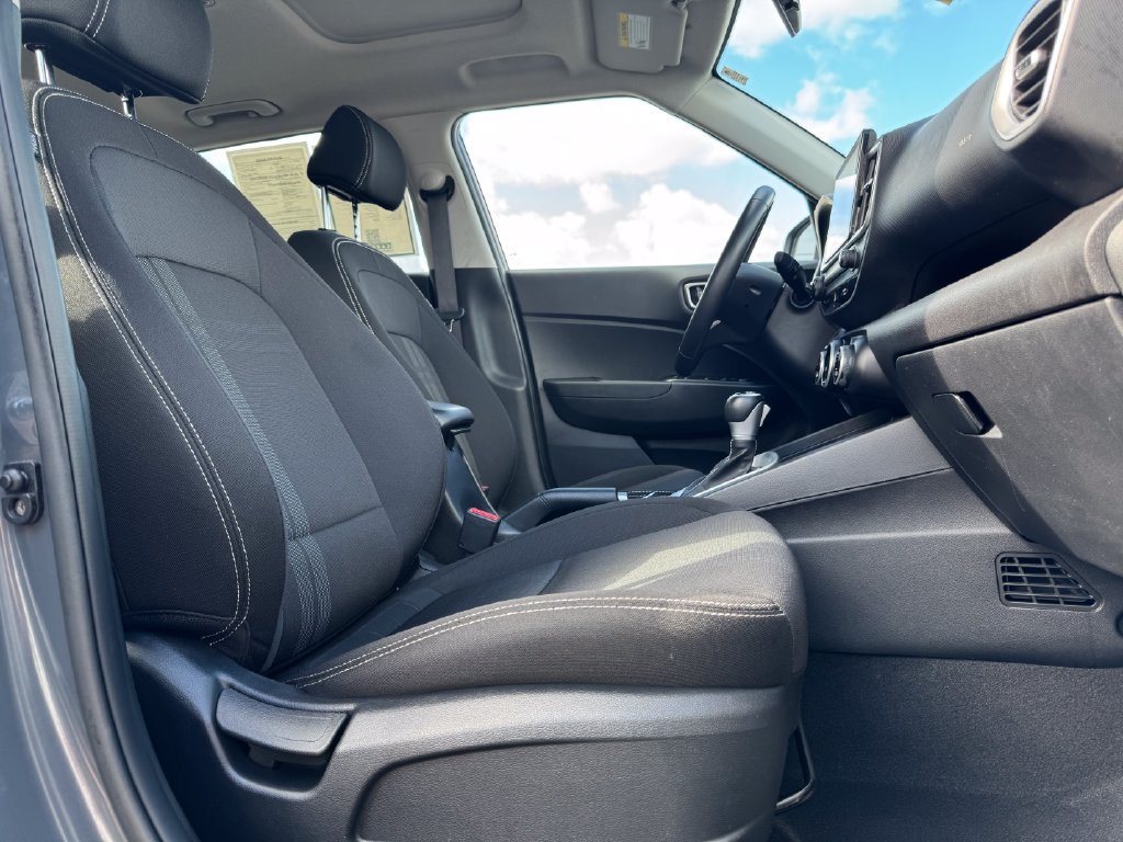Used 2025 Hyundai Venue SEL FWD image 10