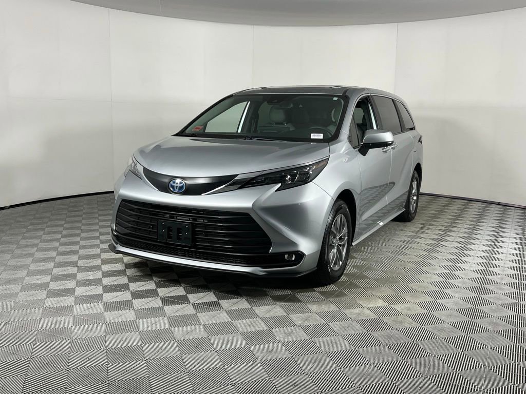 Used 2025 Toyota Sienna XLE image 3