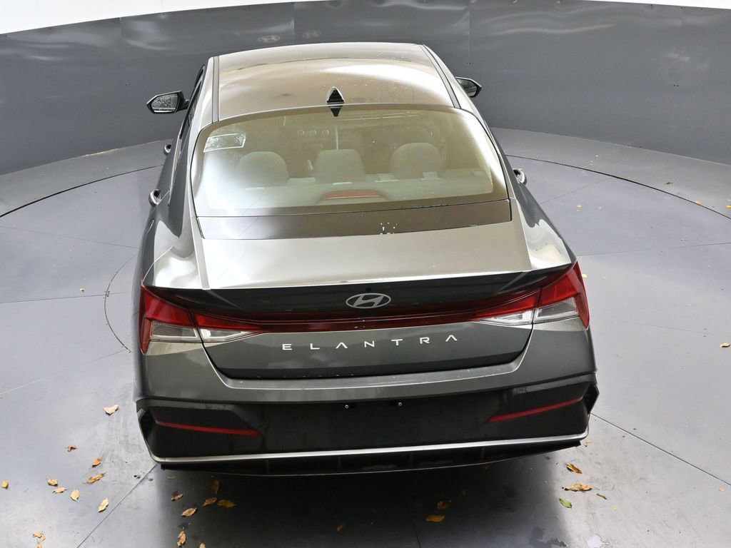 Used 2025 Hyundai Elantra SE image 47