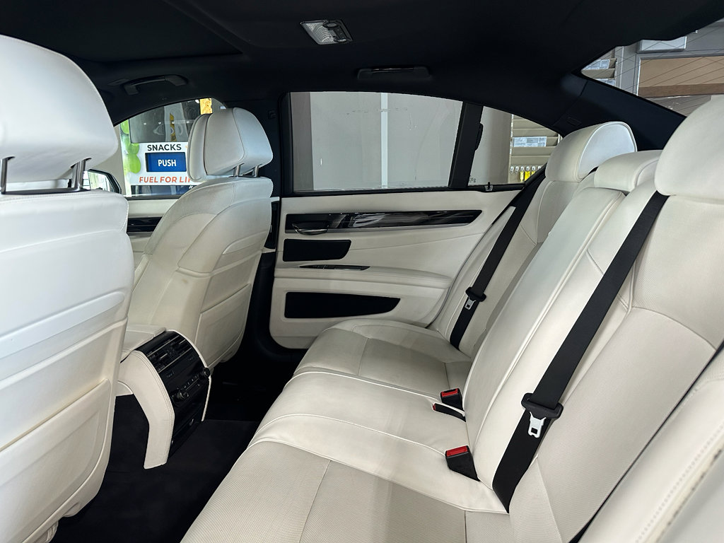 Used 2013 BMW 750i xDrive image 9