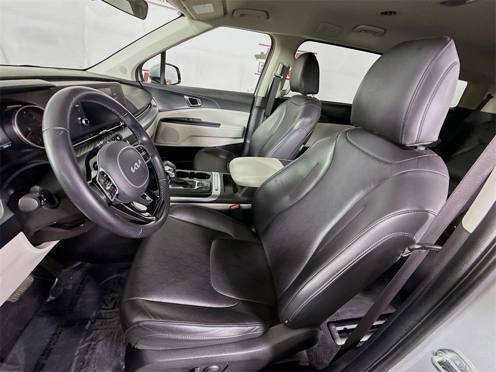 Used 2023 Kia Carnival LX image 25