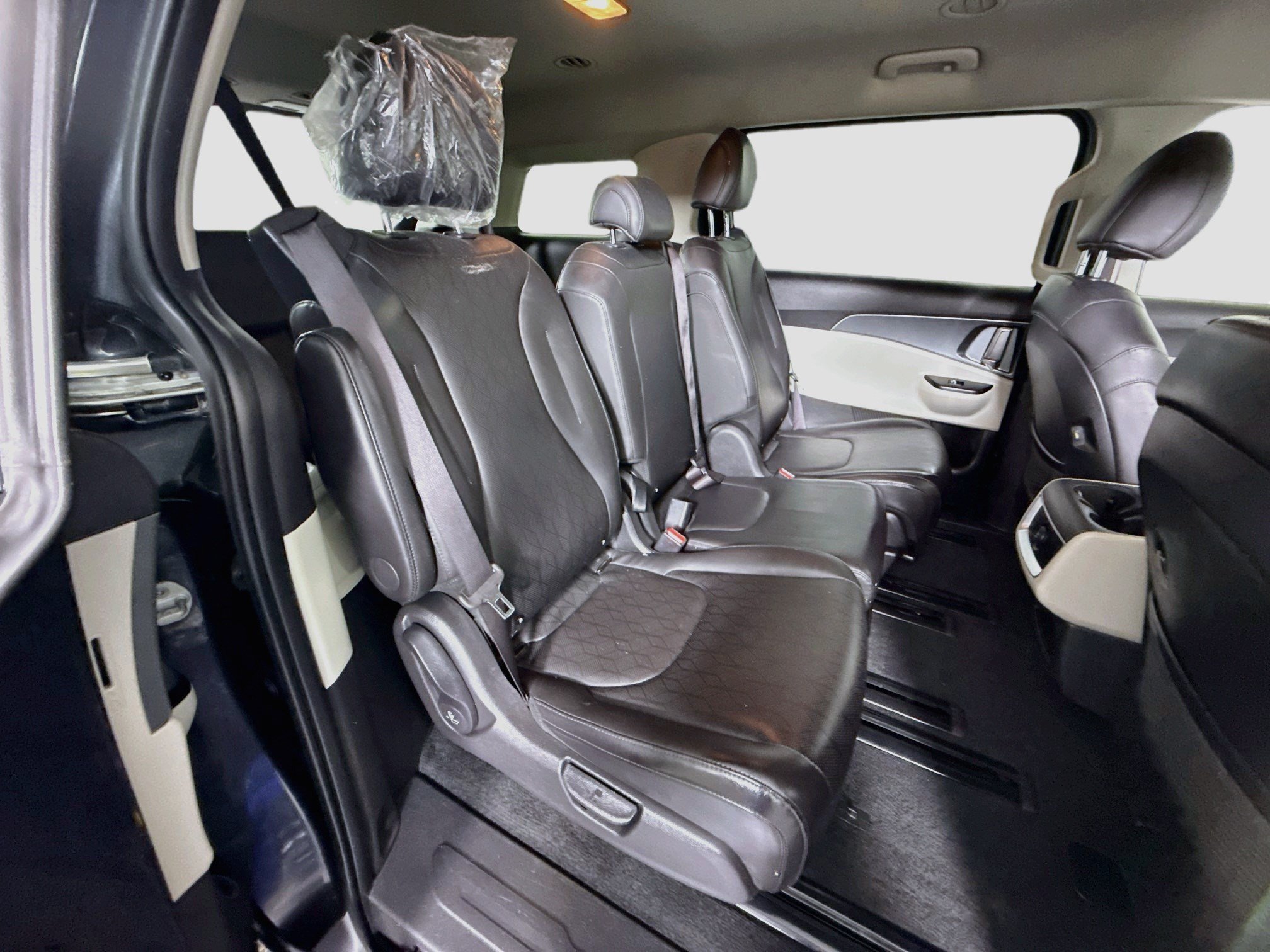 Used 2023 Kia Carnival LX FWD image 26