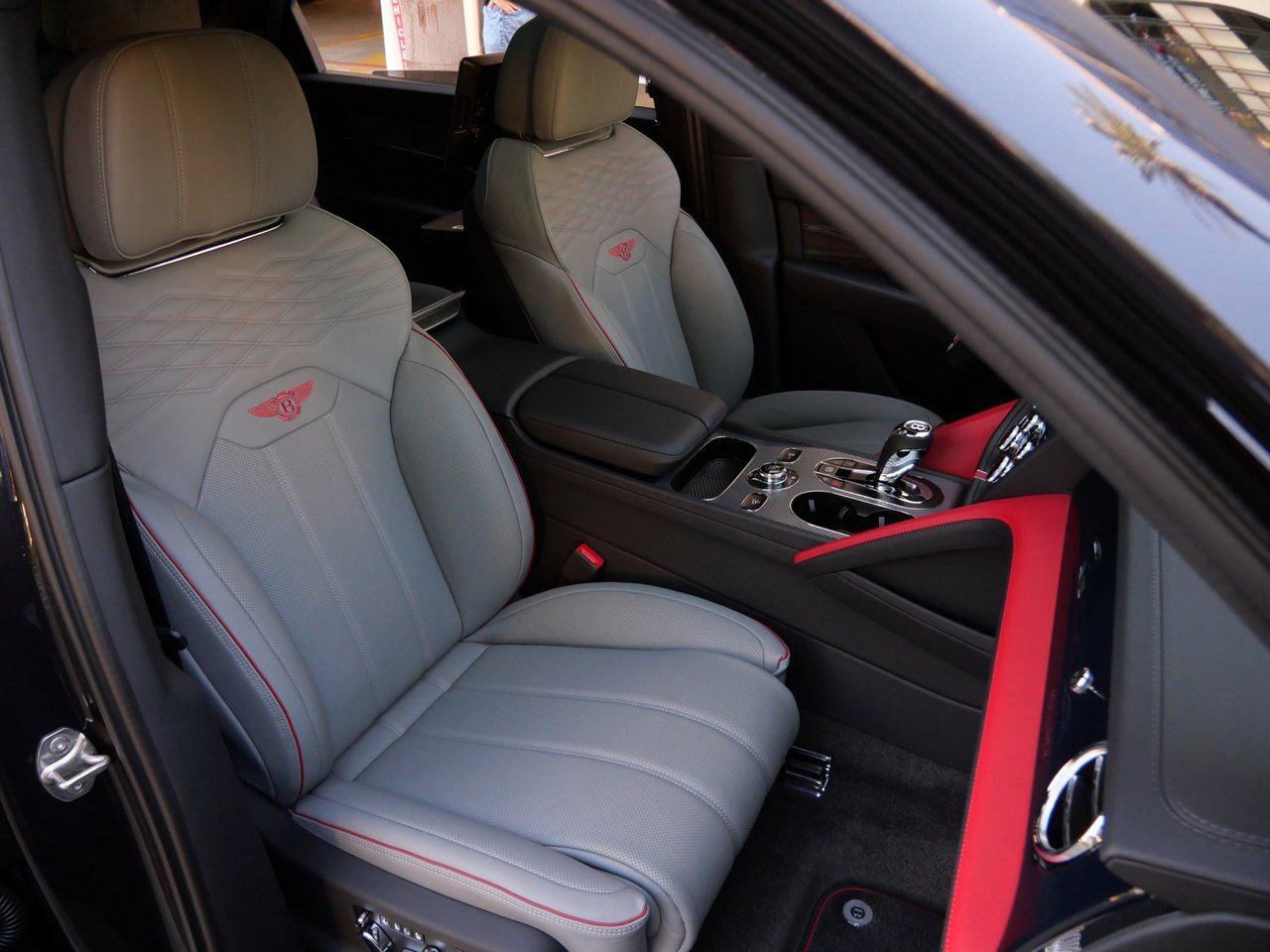 Used 2025 Bentley Bentayga Extended Wheelbase AWD/4WD image 31