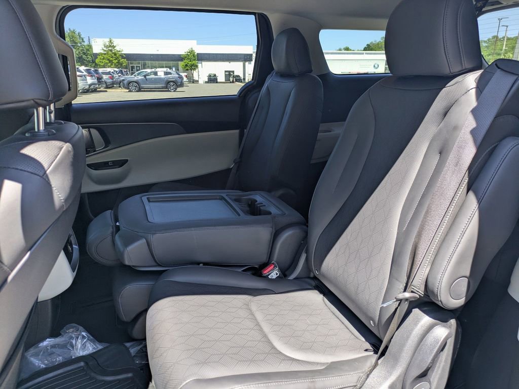 Used 2024 Kia Carnival LX FWD image 14