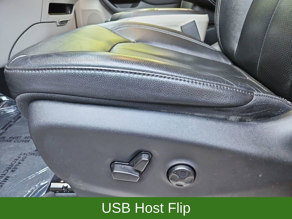 Used 2022 Chrysler Pacifica Touring-L w/ Uconnect Theater Family Group FWD image 26