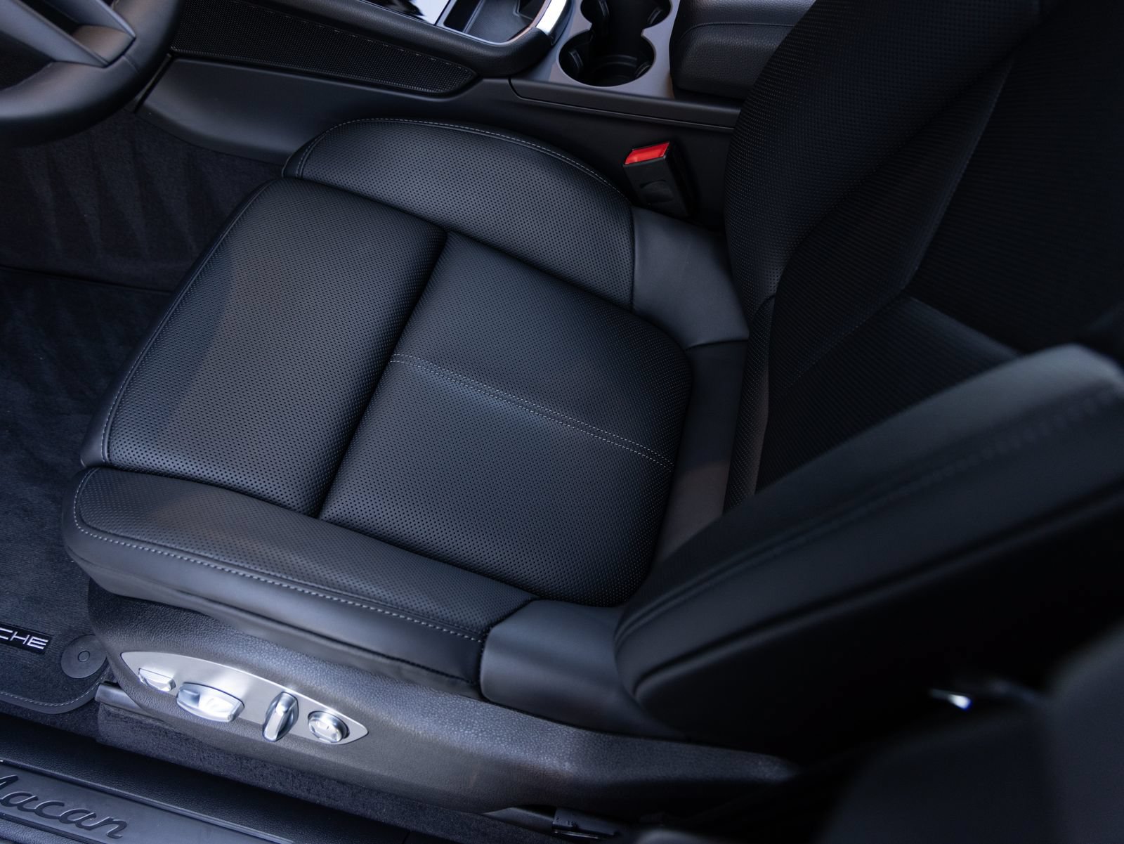 Certified 2026 Porsche Macan AWD/4WD image 22