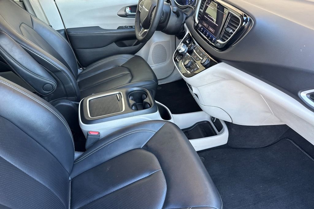 Used 2024 Chrysler Pacifica Touring-L image 25
