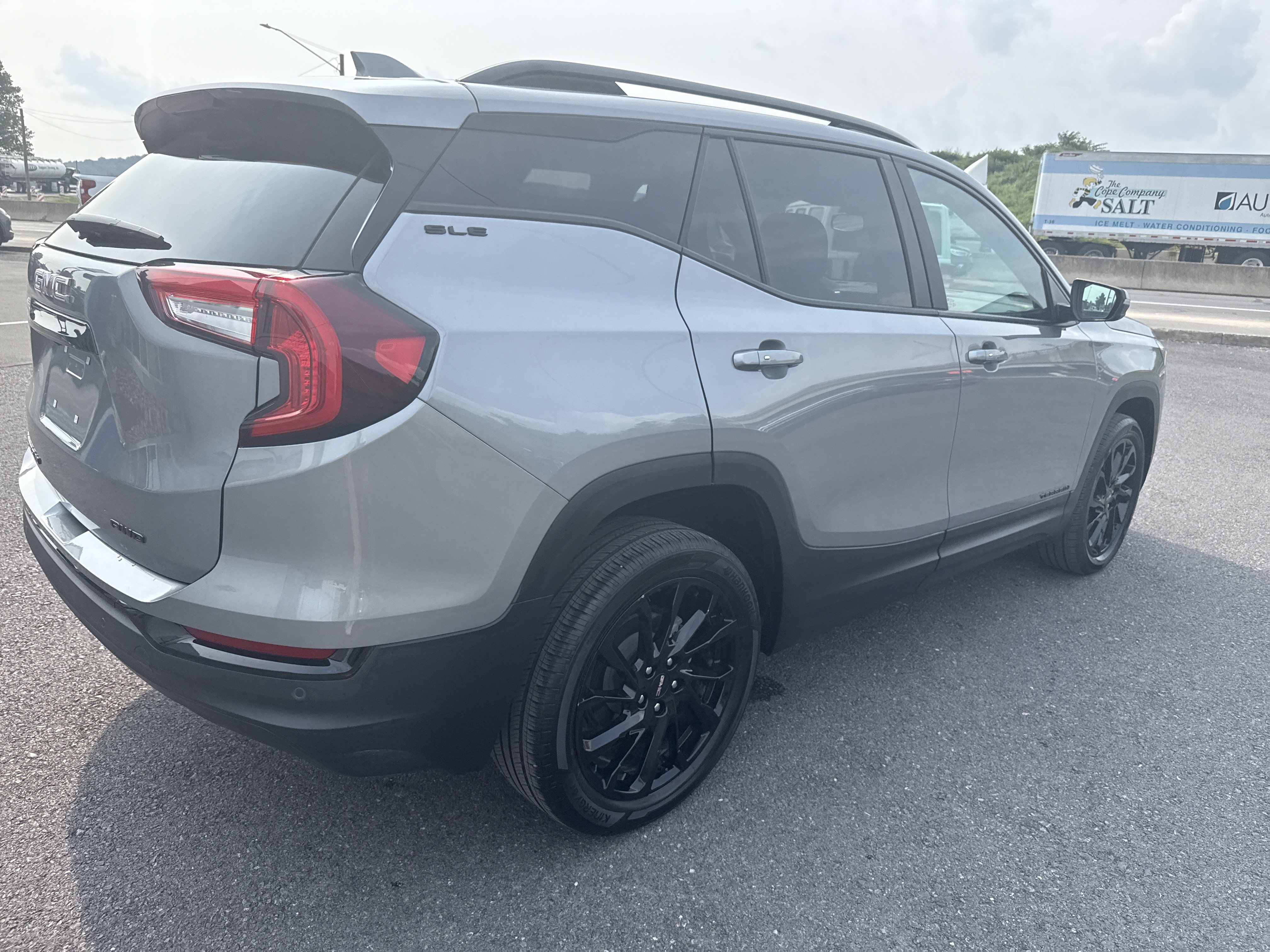 Used 2023 GMC Terrain SLE w/ Driver Convenience Package AWD/4WD image 3