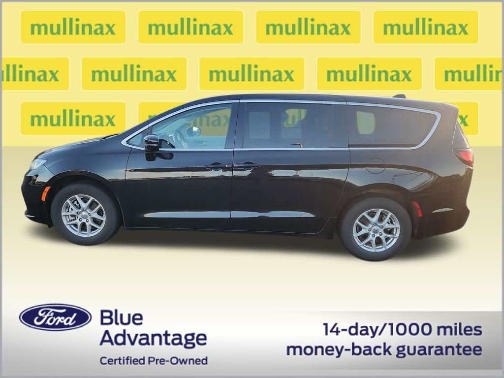 Used 2024 Chrysler Pacifica Touring-L image 9