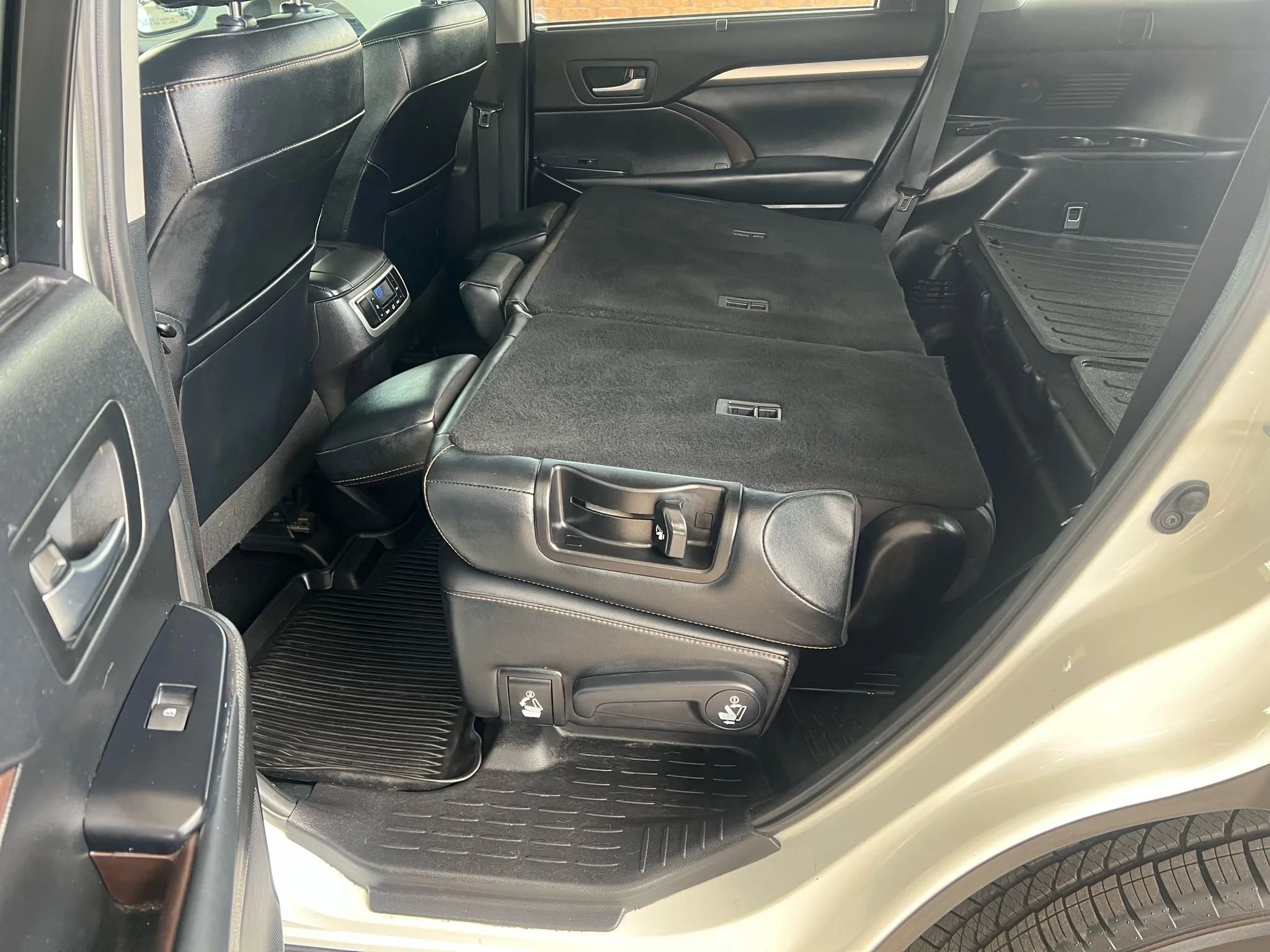 Used 2019 Toyota Highlander SE image 40