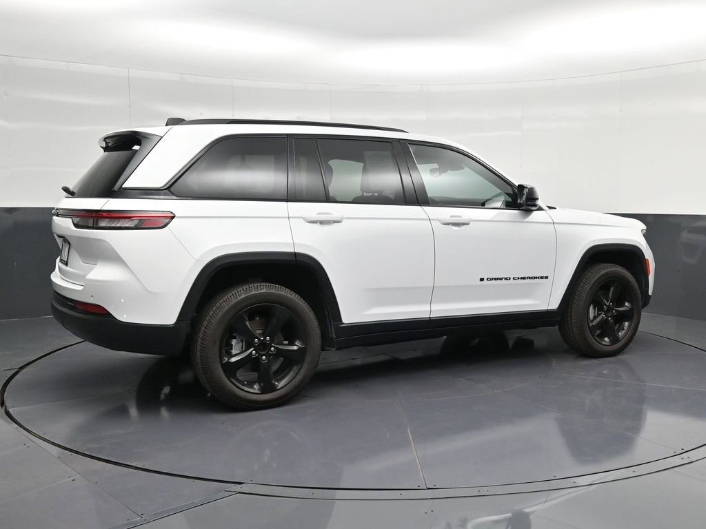 Used 2022 Jeep Grand Cherokee Altitude RWD image 3