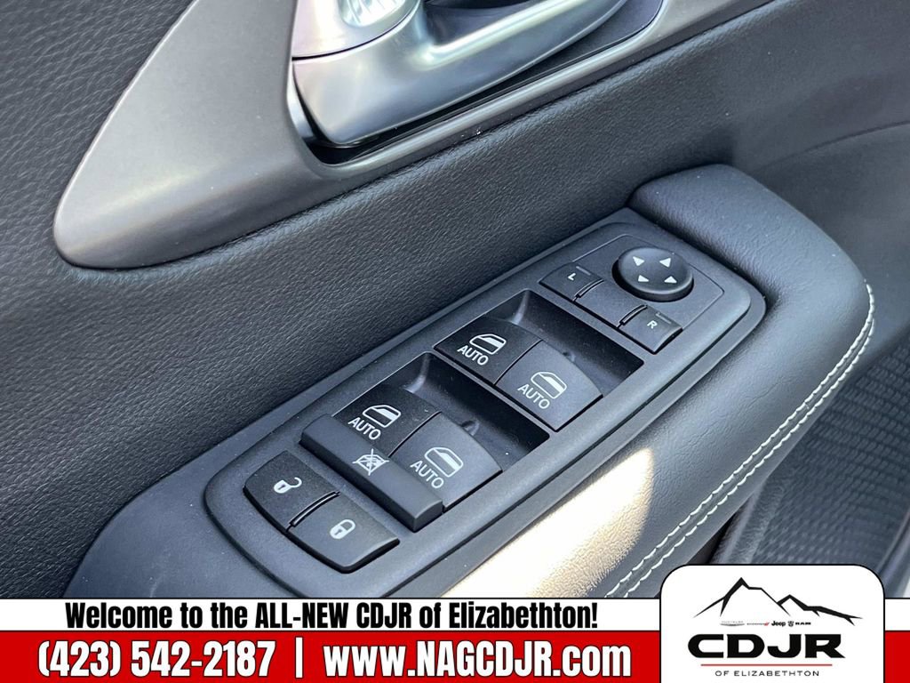 New 2026 Chrysler Pacifica Select image 21