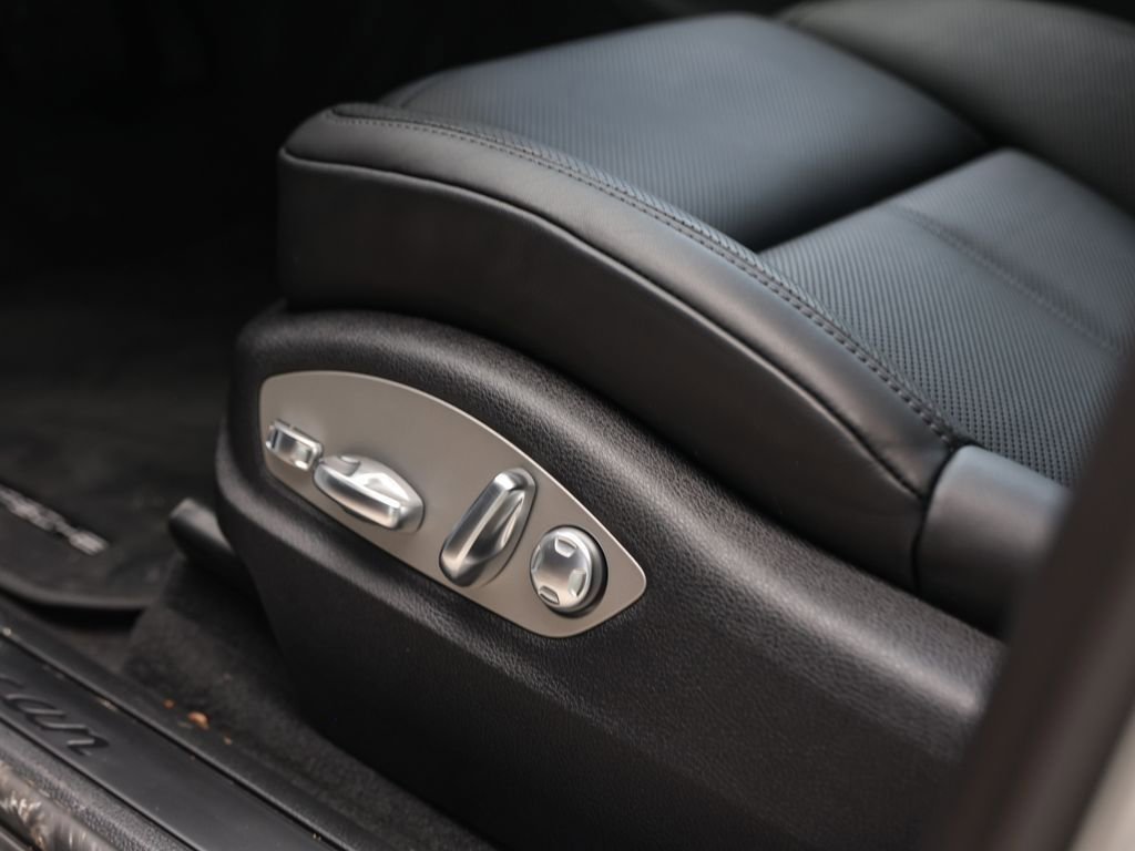 Certified 2025 Porsche Macan AWD/4WD image 12