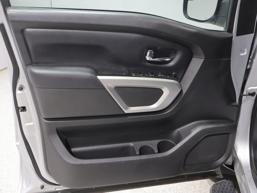 Used 2017 Nissan Titan SV AWD/4WD image 14