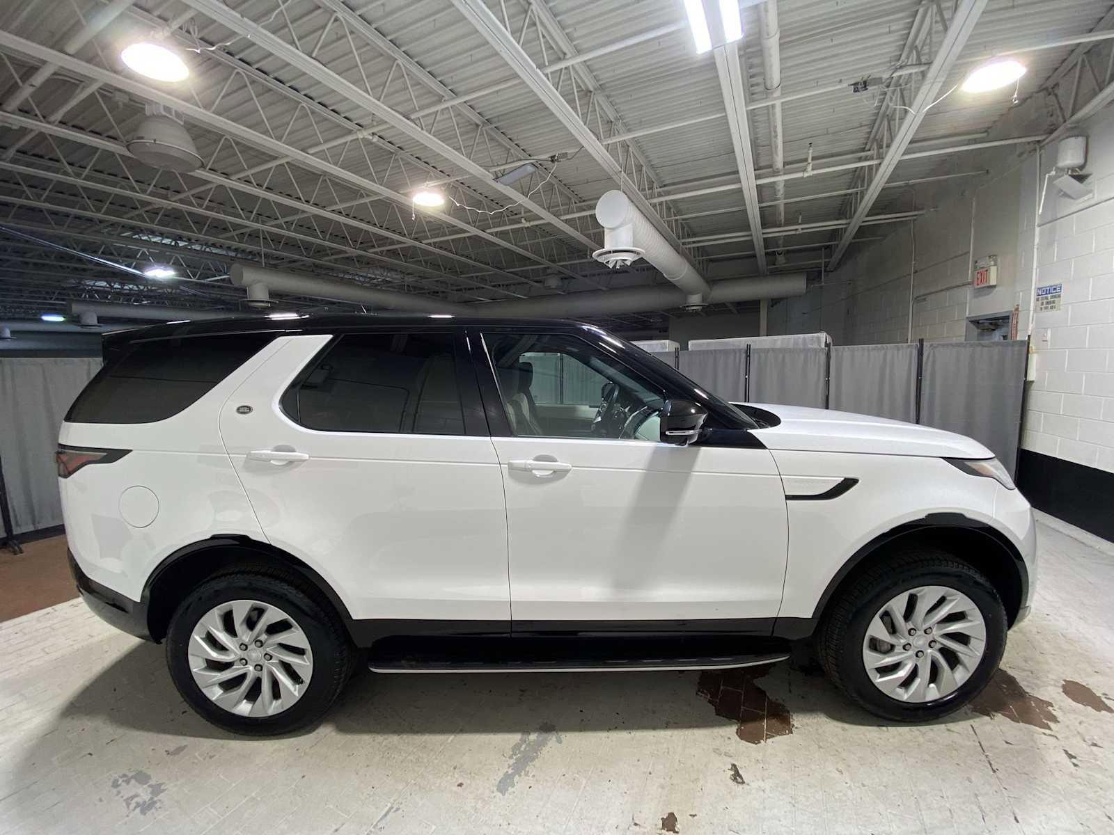 Used 2023 Land Rover Discovery S R-Dynamic AWD/4WD image 27