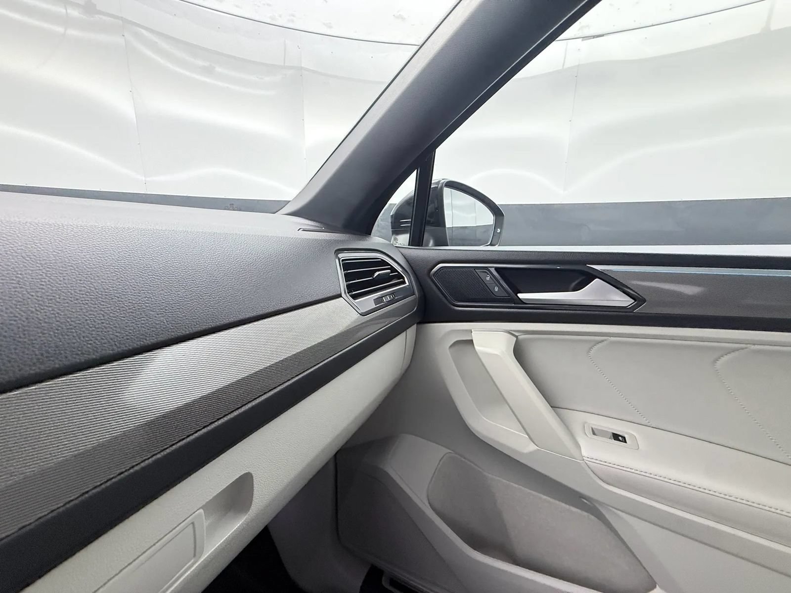 Used 2023 Volkswagen Tiguan SE R-Line AWD/4WD image 31