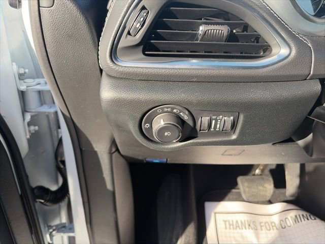 New 2026 Chrysler Pacifica Limited w/ Uconnect Theater Family Group image 18