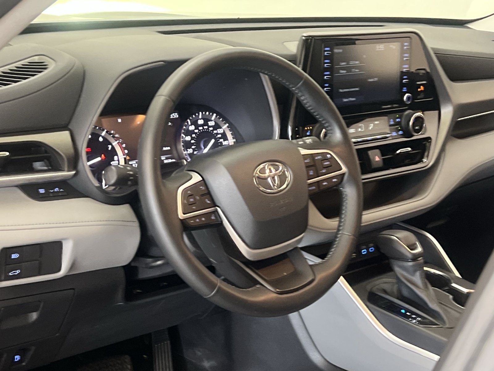 Used 2022 Toyota Highlander XLE AWD/4WD image 15