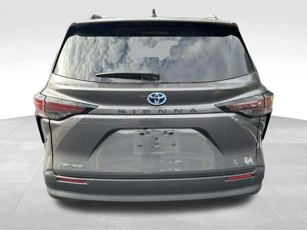 Used 2025 Toyota Sienna LE AWD/4WD image 4