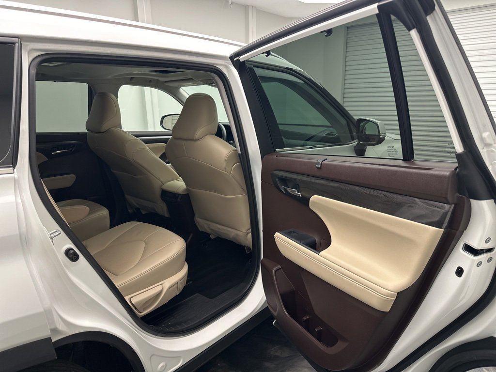 Used 2022 Toyota Highlander Limited image 7