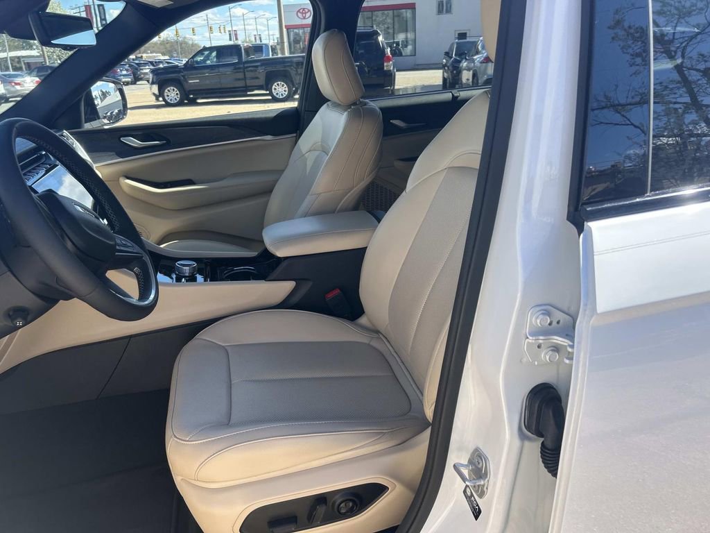 Used 2023 Jeep Grand Cherokee L Limited w/ Luxury Tech Group II image 16