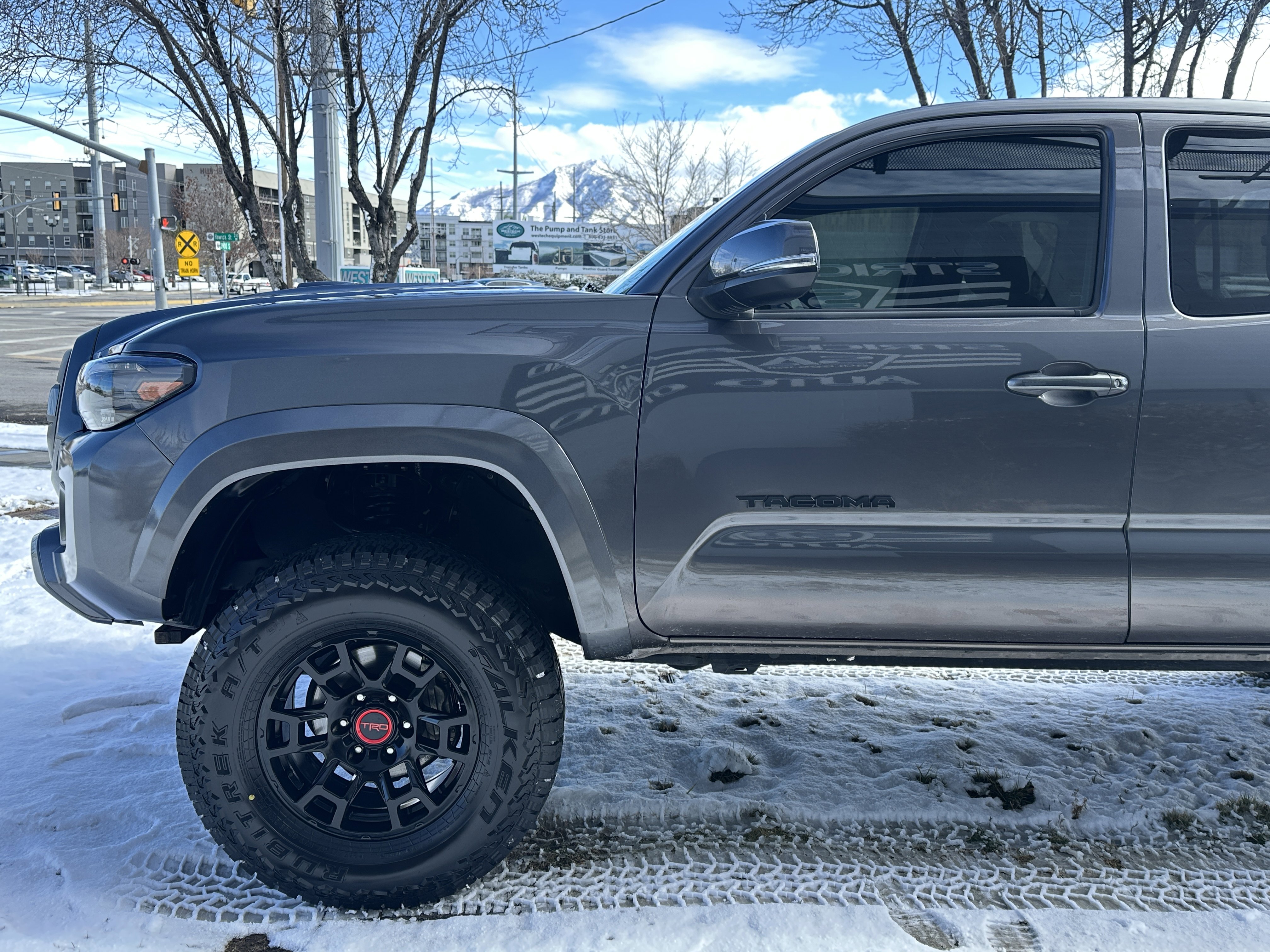Used 2018 Toyota Tacoma TRD Sport w/ Technology Package AWD/4WD image 10