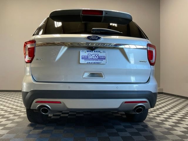 Used 2017 Ford Explorer XLT w/ Equipment Group 202A AWD/4WD image 9