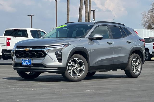 Used 2025 Chevrolet Trax LT w/ LT Convenience Package image 8