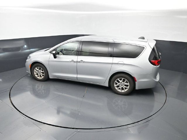 Used 2024 Chrysler Pacifica Touring-L FWD image 27