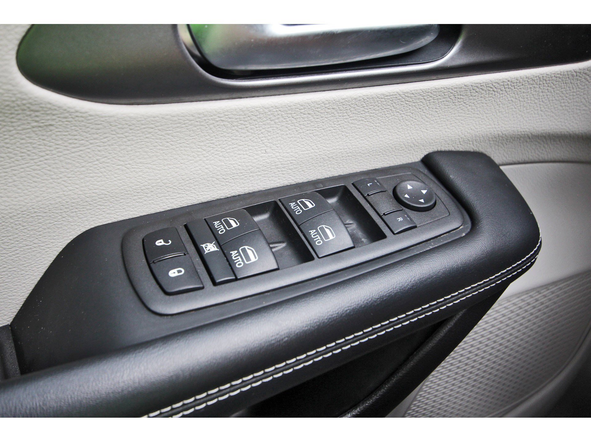 Used 2022 Chrysler Pacifica Touring-L w/ Uconnect Theater Family Group FWD image 22