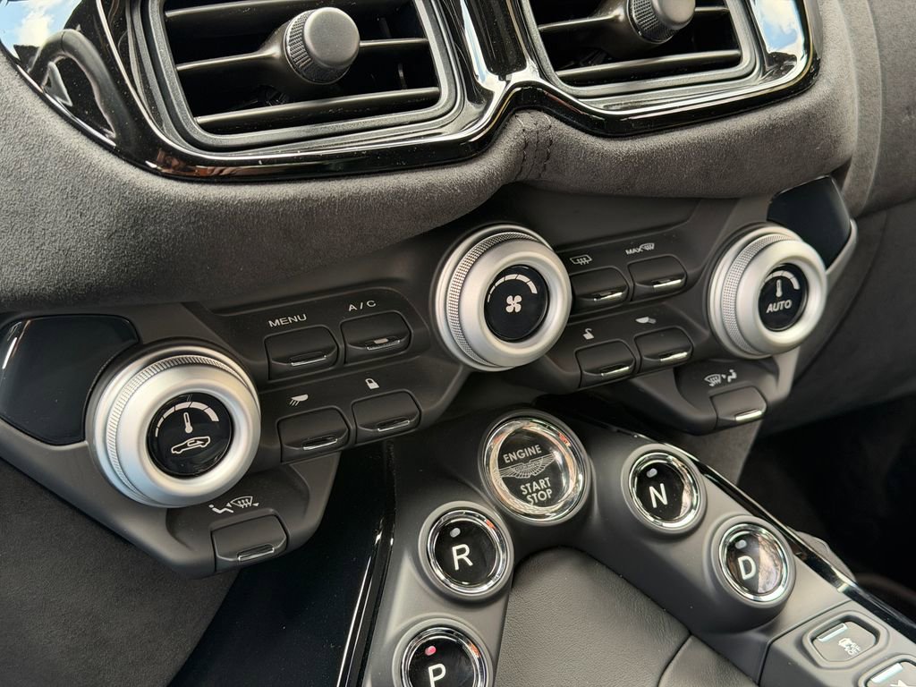 Used 2020 Aston Martin V8 Vantage Coupe image 31