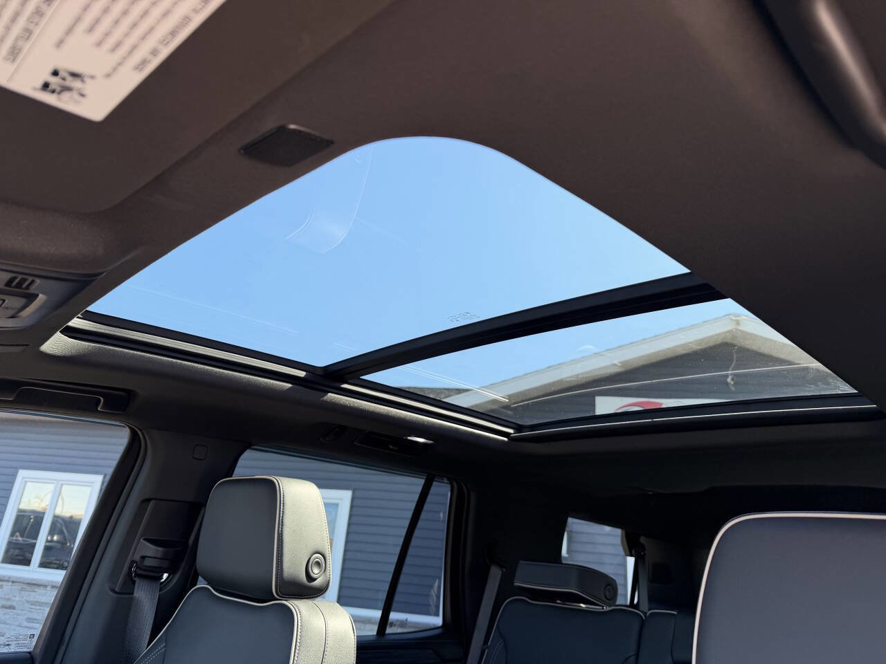 Used 2023 GMC Yukon SLT w/ SLT Luxury Package image 17