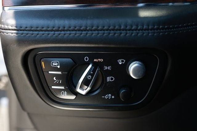 Used 2018 Bentley Bentayga AWD/4WD image 65