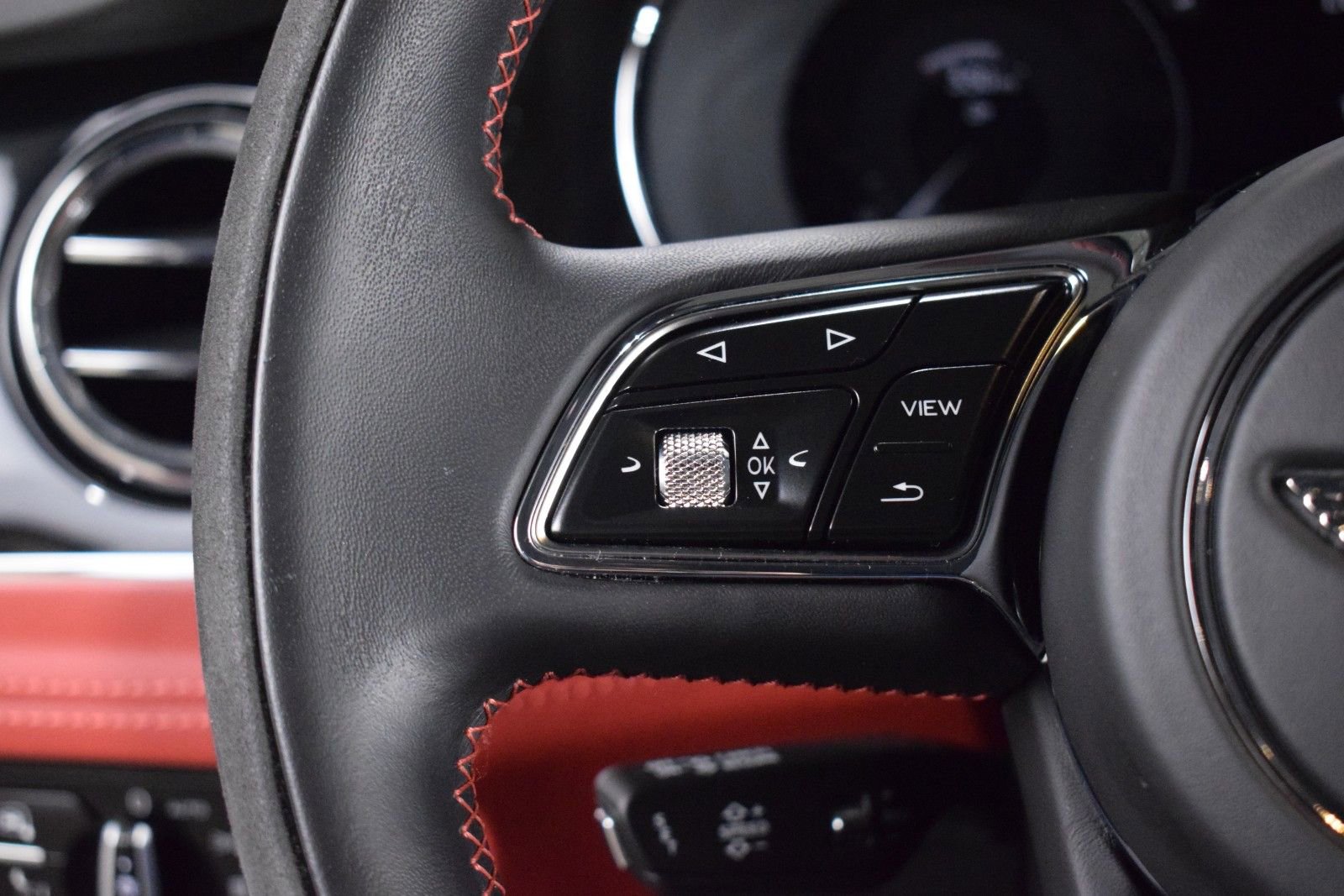 Certified 2022 Bentley Bentayga image 28