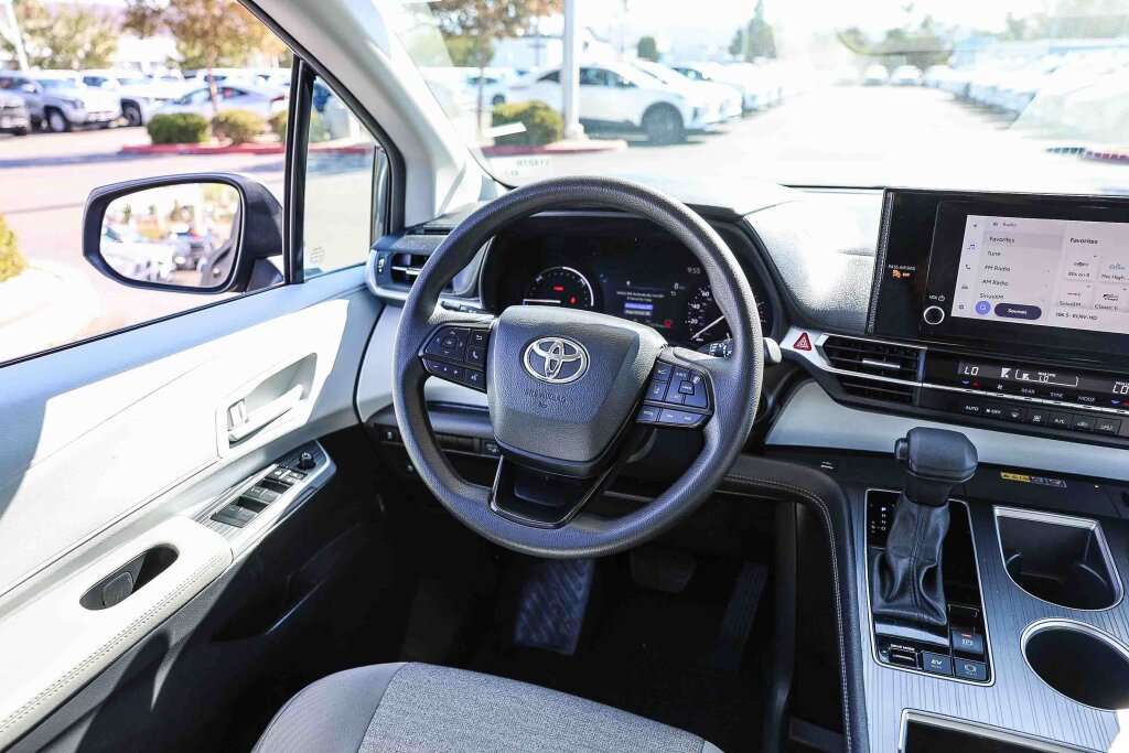 Certified 2025 Toyota Sienna LE FWD image 5