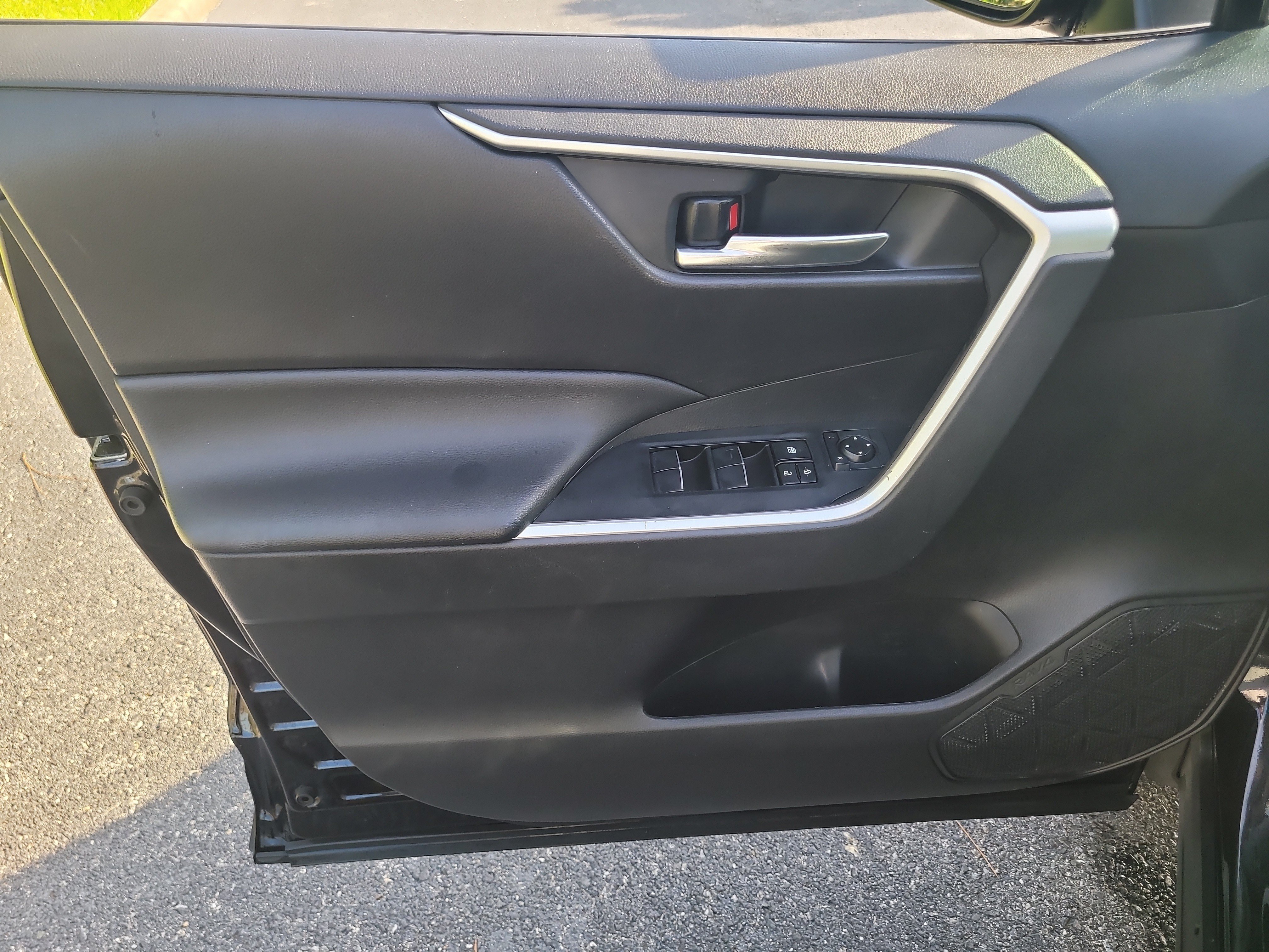 Used 2021 Toyota RAV4 XLE Premium FWD image 18