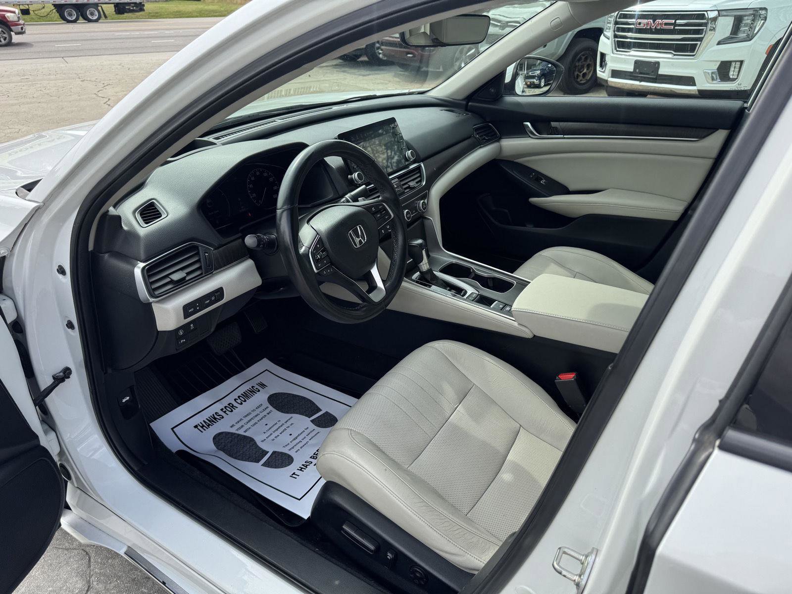 Used 2018 Honda Accord Touring image 2