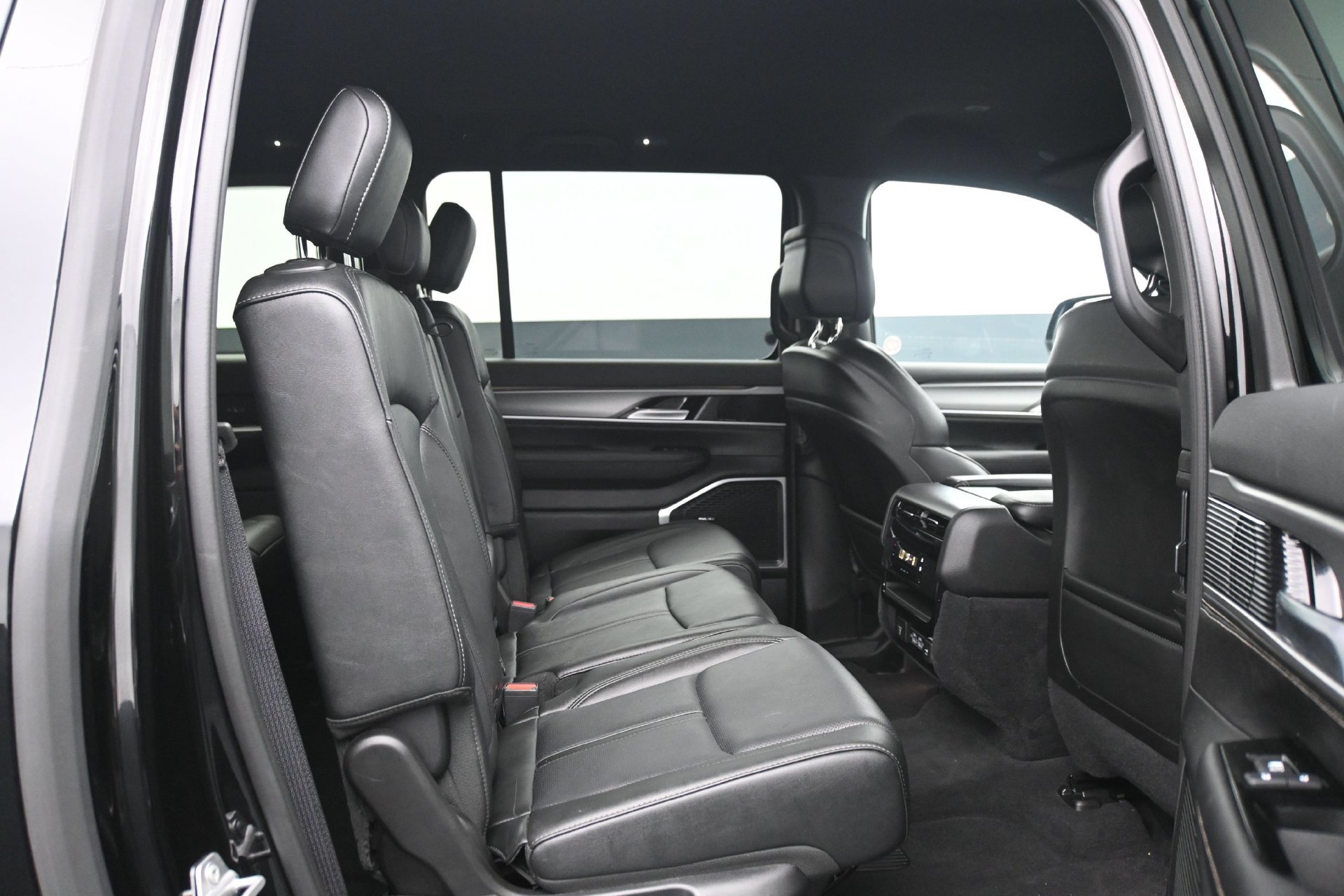 Used 2025 Jeep Wagoneer L Series II w/ 8-pass Seating Package AWD/4WD image 15