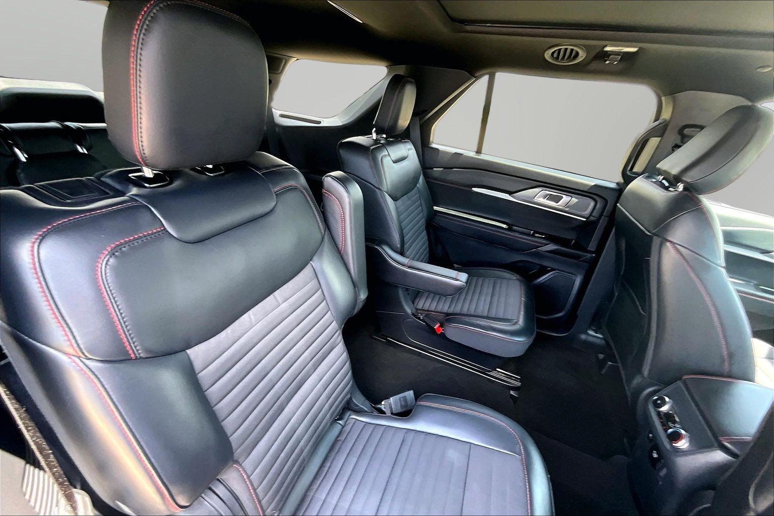 Used 2025 Ford Explorer ST-Line w/ Premium Package AWD/4WD image 17